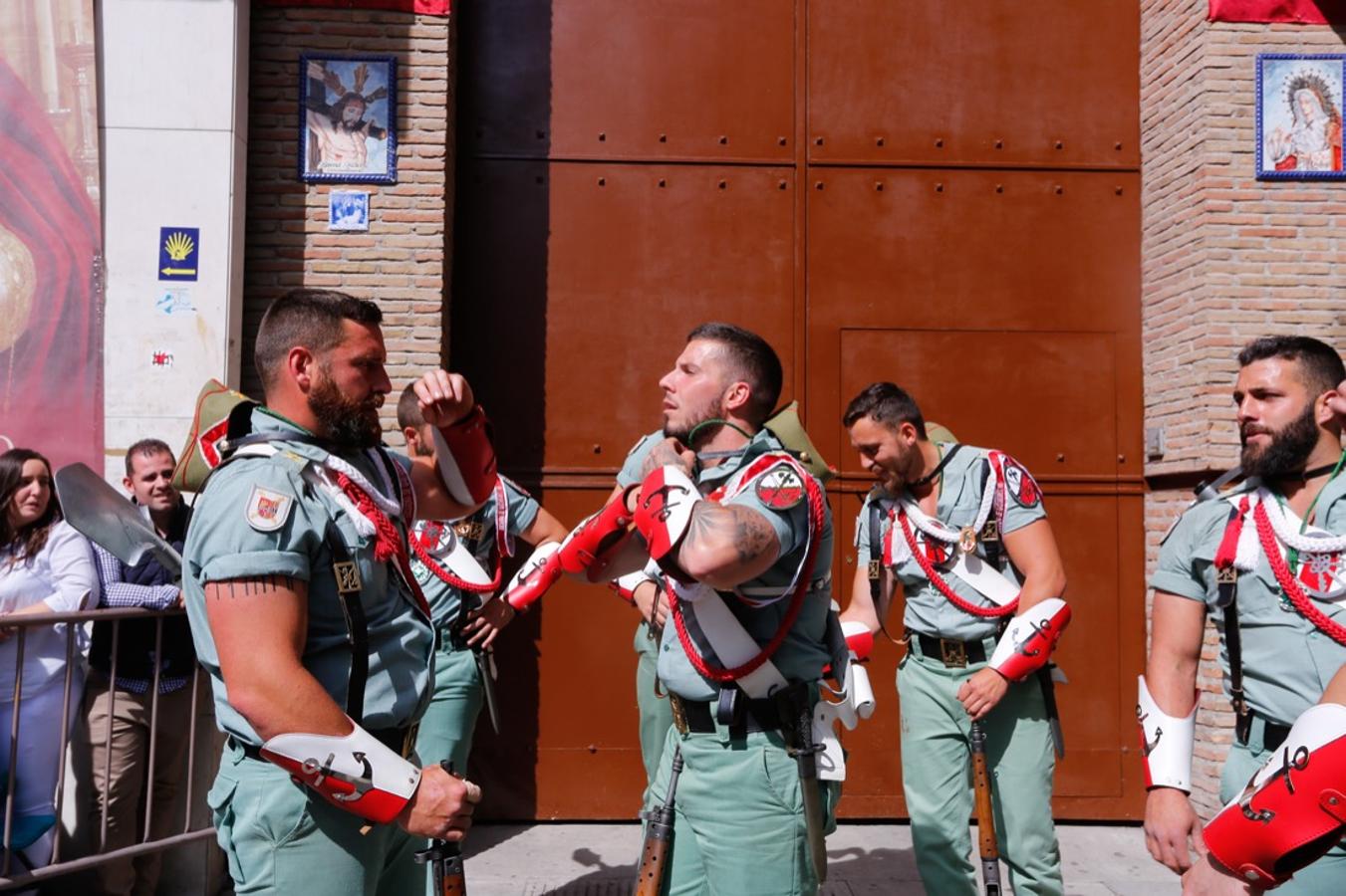 Desde la salida en San Juan de Letrán, la primera cofradía de la tarde del Viernes Santo ha hecho su desfile acompañada por los militares