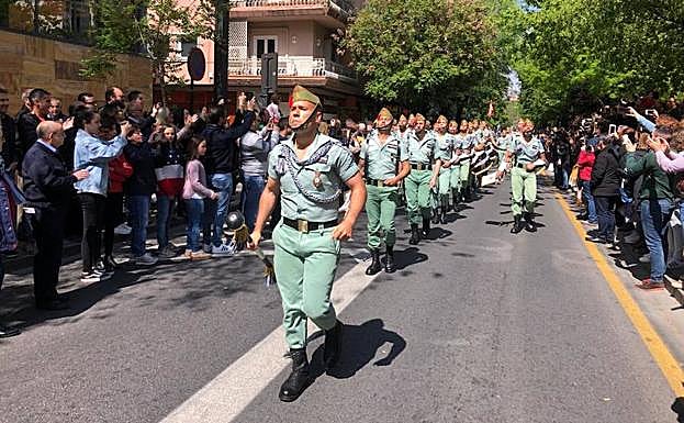 Los legionarios desfilan por Granada.