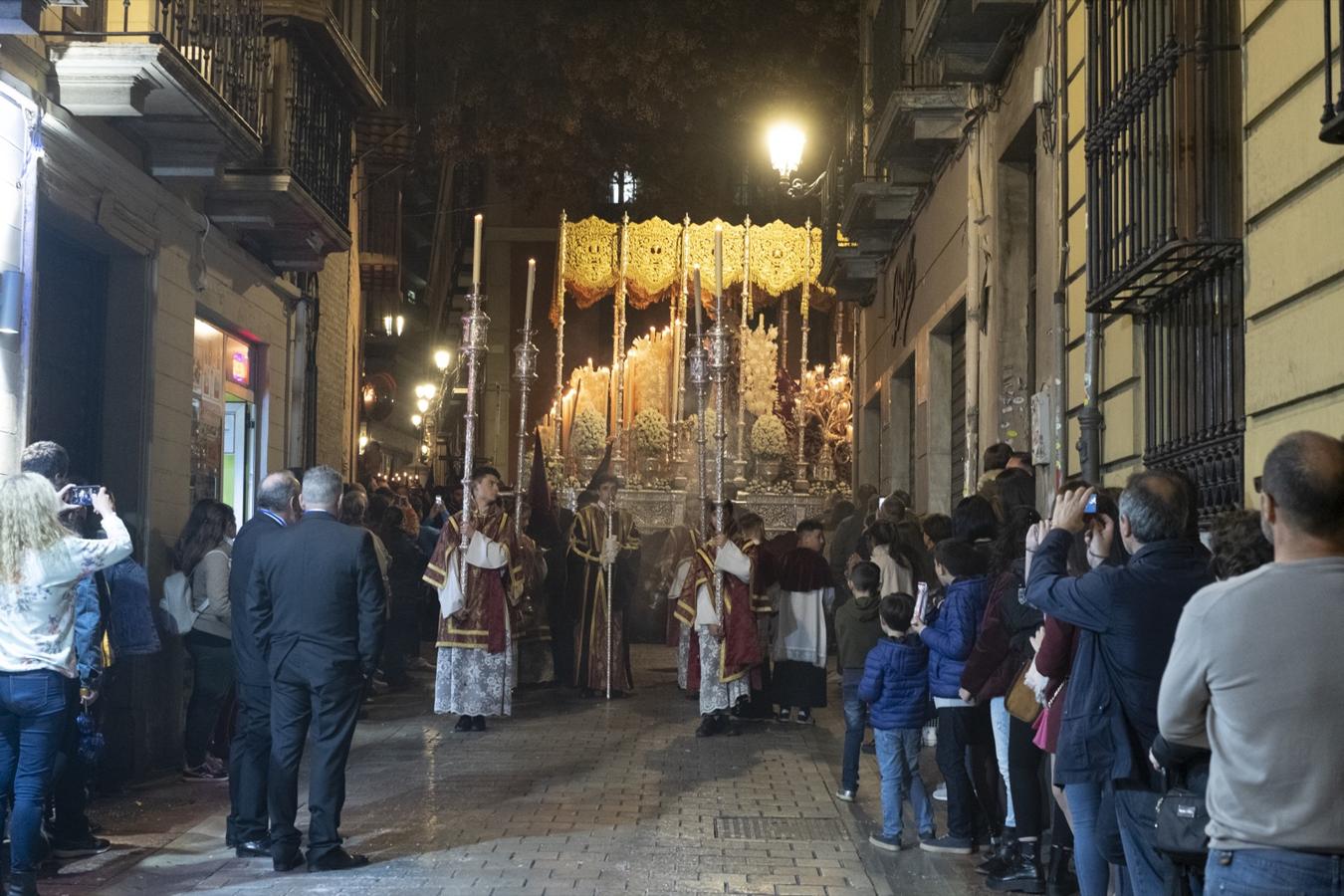 El extenso cortejo de la cofradía y la multitud de fieles que salen a recibir a los pasos han sido hoy protagonistas