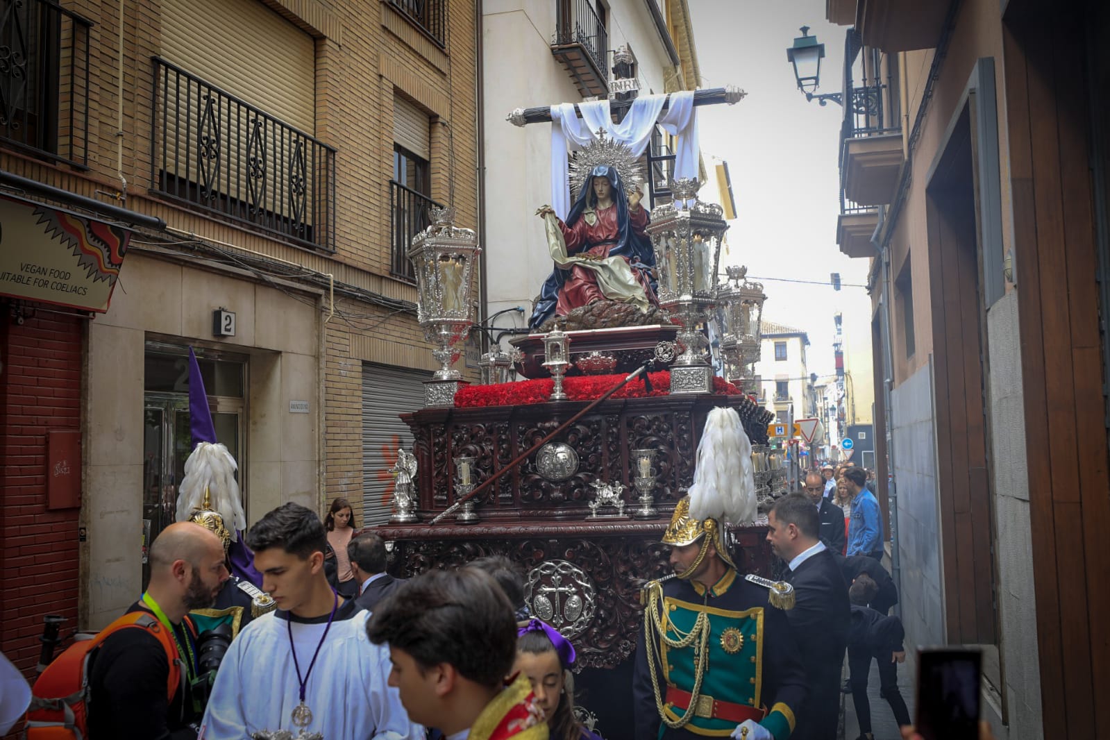 Granada acude a la cita en el Campo del Príncipe con la Virgen de la Soledad