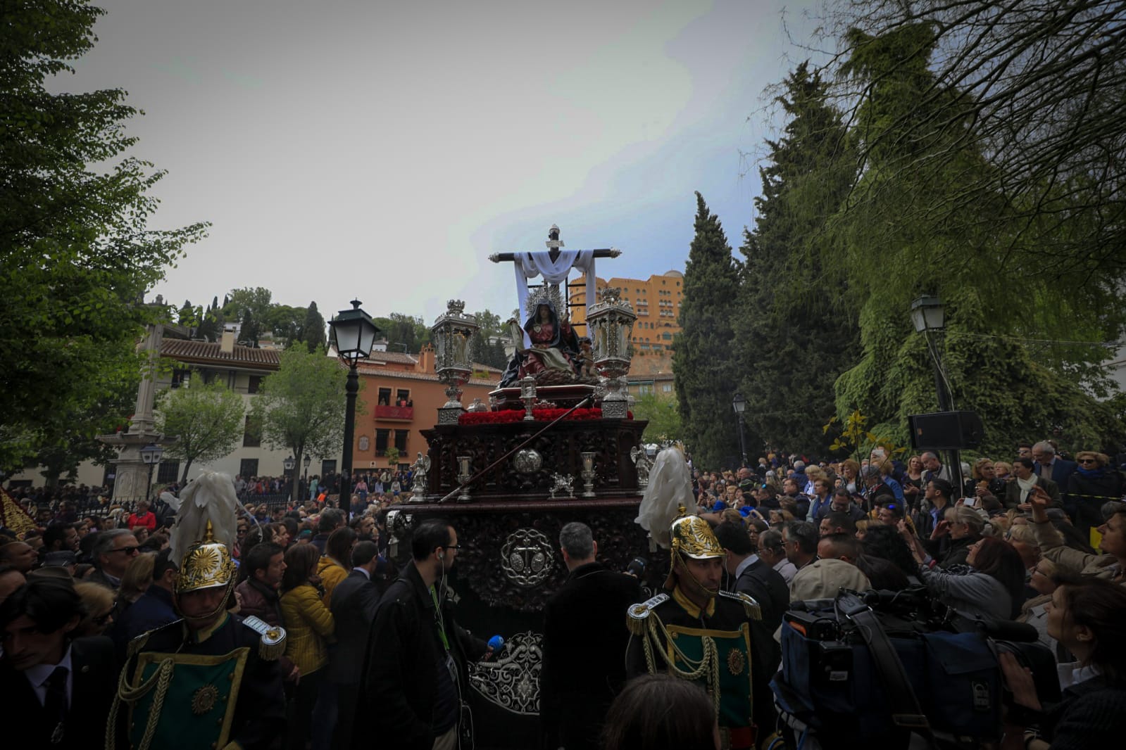 Granada acude a la cita en el Campo del Príncipe con la Virgen de la Soledad