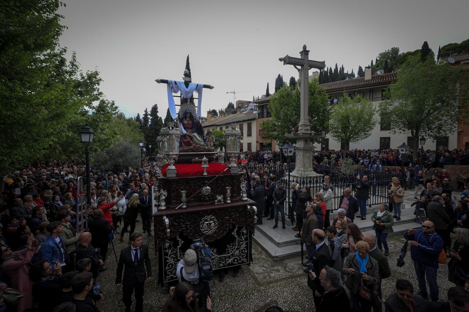 Granada acude a la cita en el Campo del Príncipe con la Virgen de la Soledad