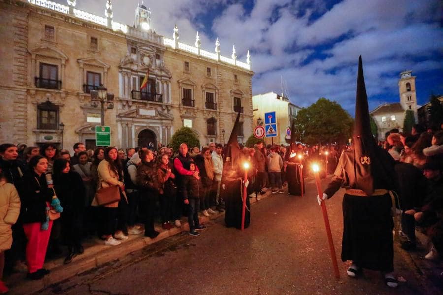 El Silencio procesionó por las calles de Granada. 