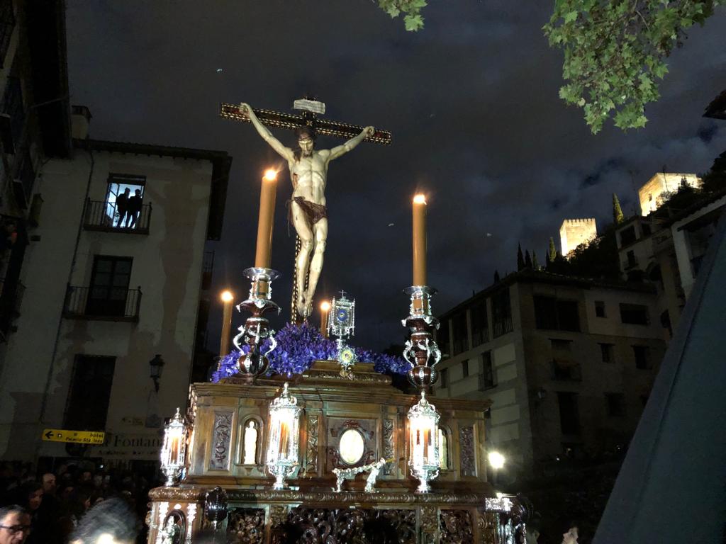 El Silencio procesionó por las calles de Granada. 