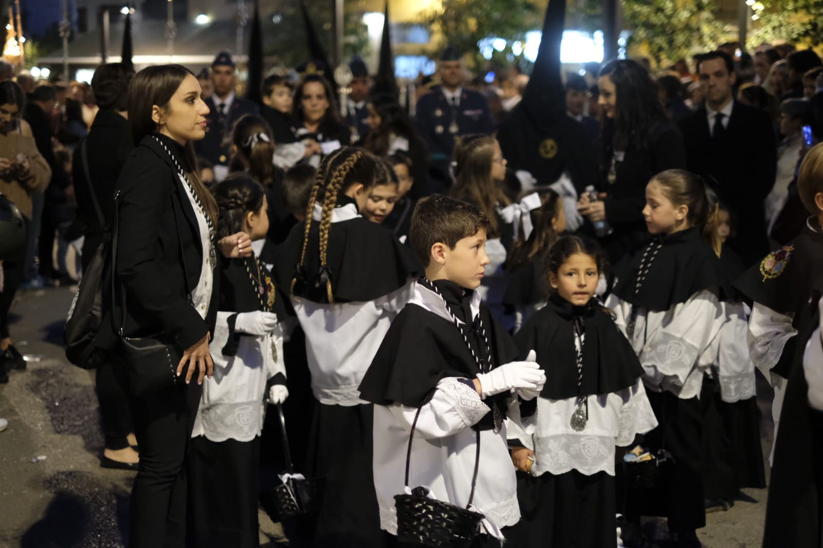 Calles llenas para ver a los Escolapios