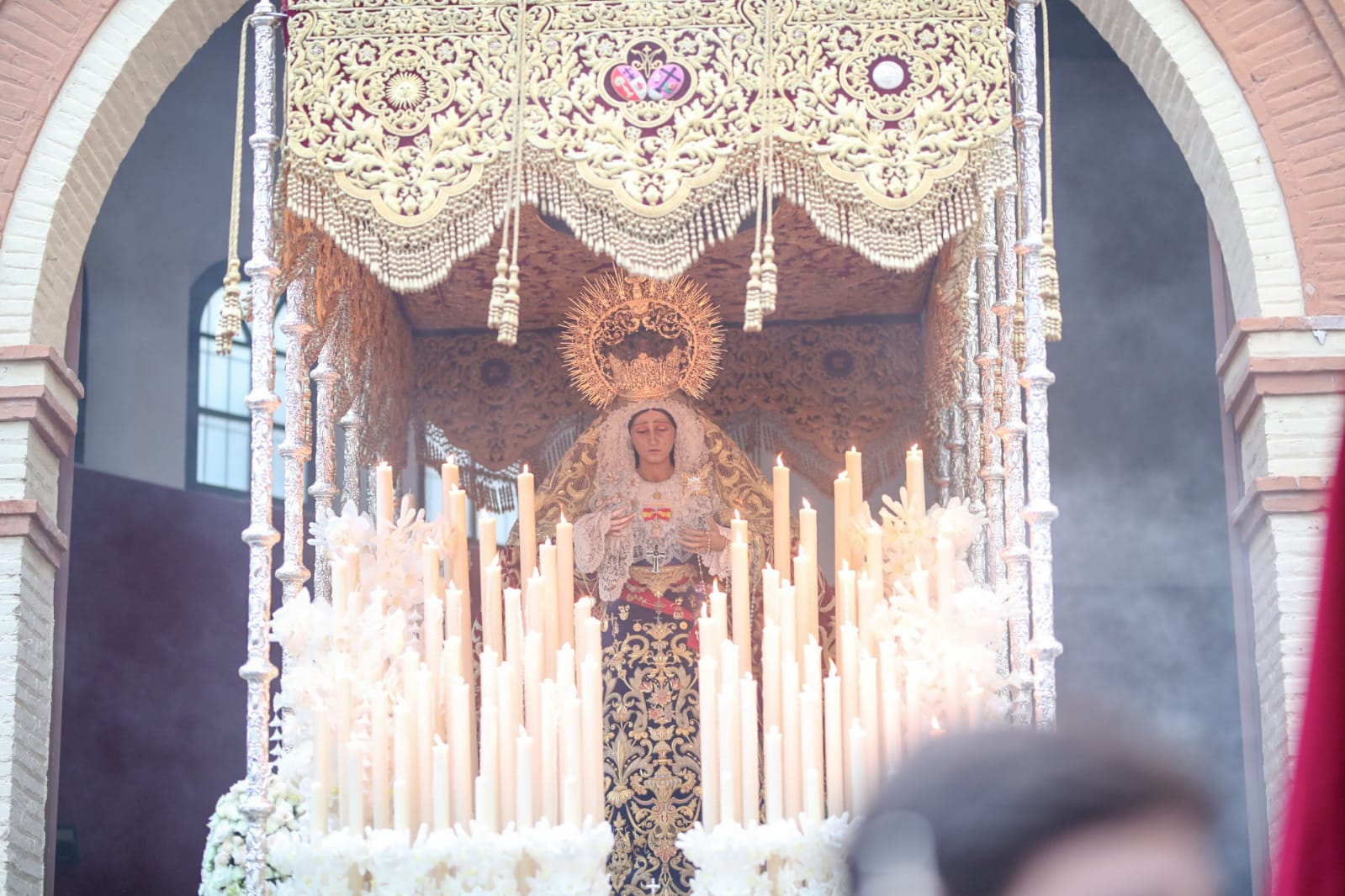 El Cristo de los Favores, rodeado de fieles en su camino