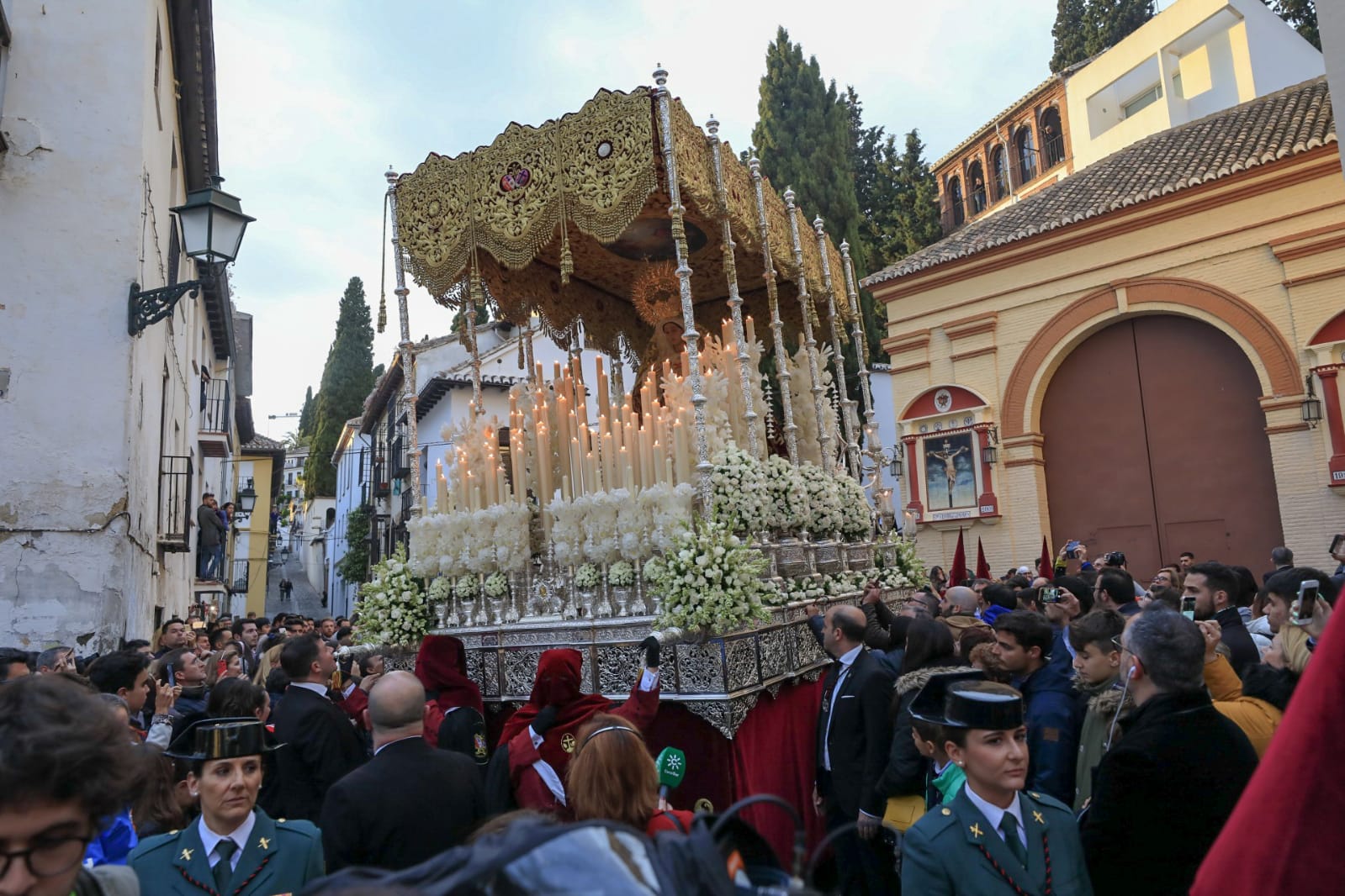 El Cristo de los Favores, rodeado de fieles en su camino