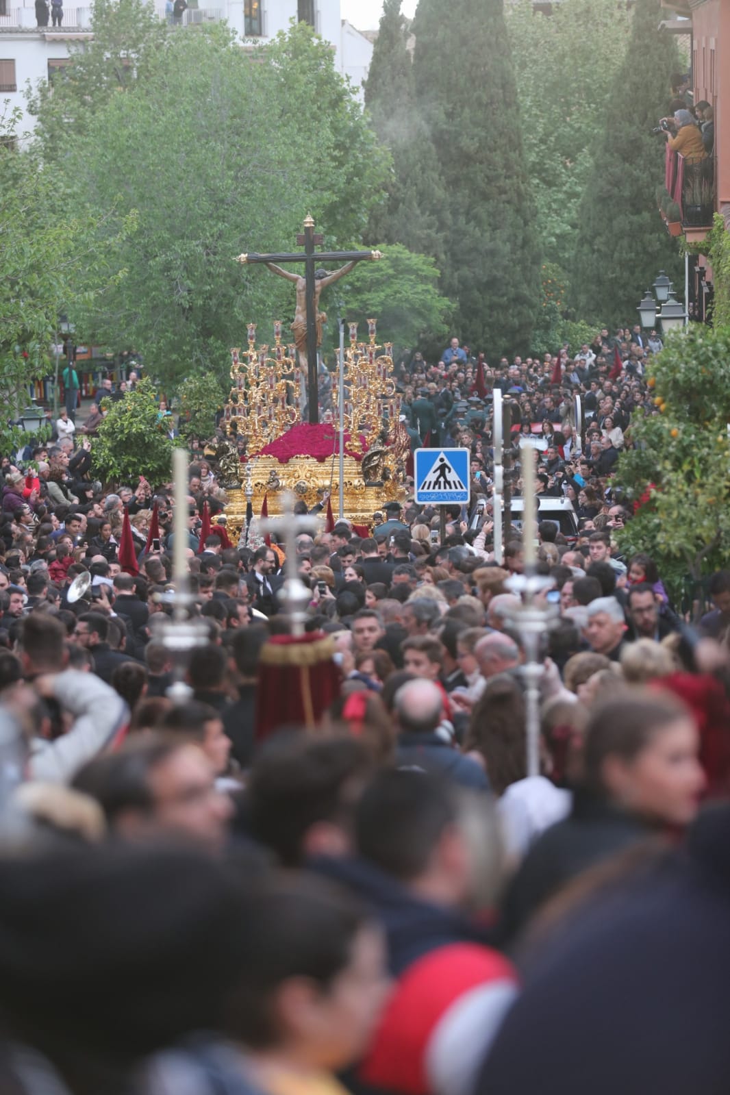 El Cristo de los Favores, rodeado de fieles en su camino