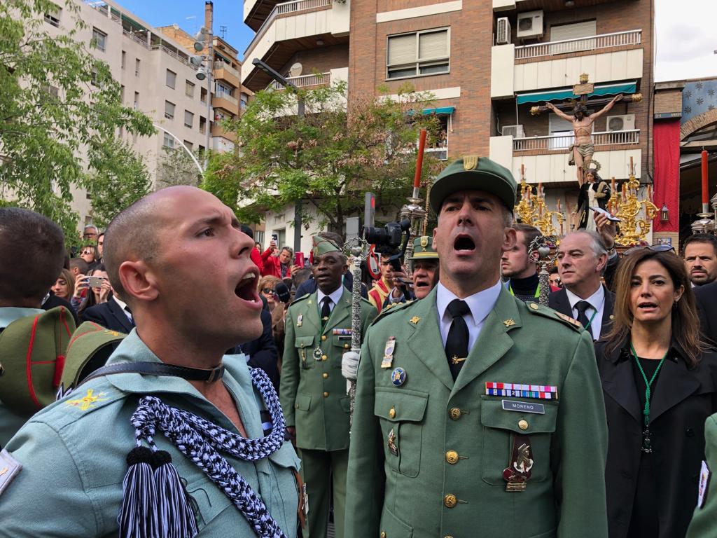 Desde la salida en San Juan de Letrán, la primera cofradía de la tarde del Viernes Santo ha hecho su desfile acompañada por los militares