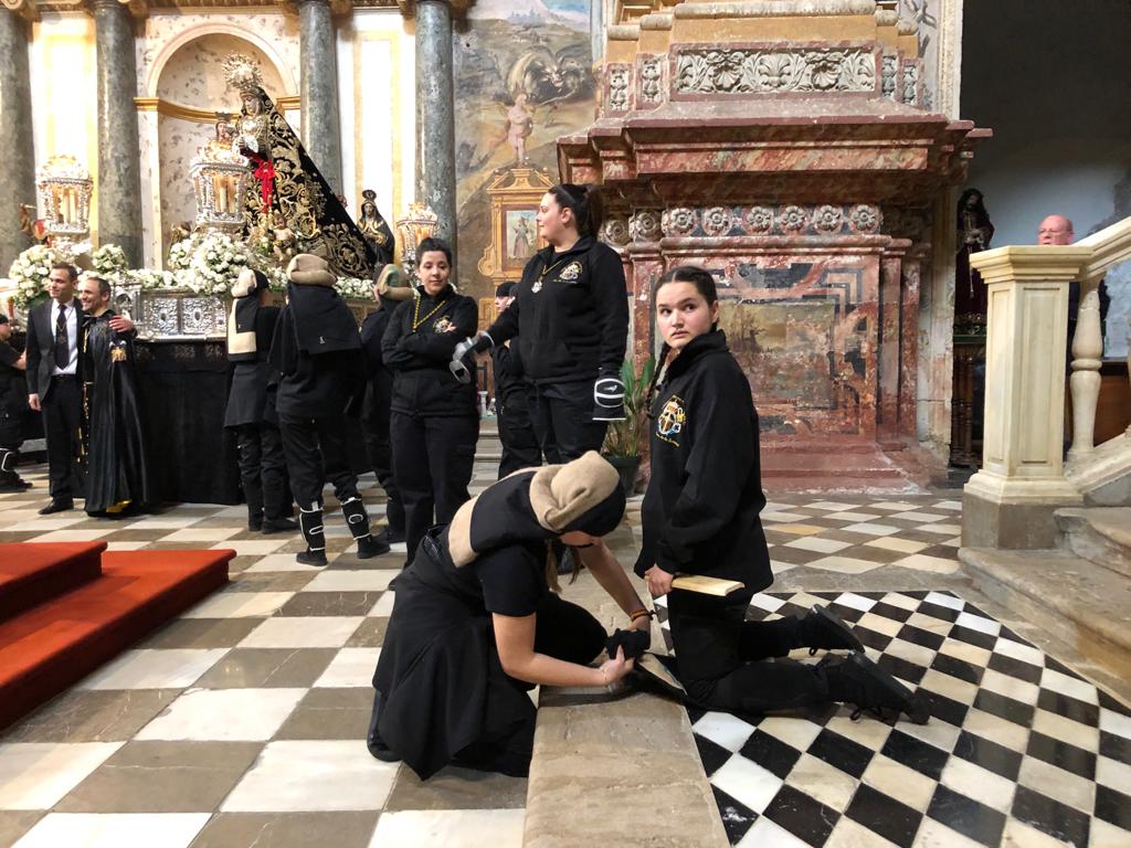 Las Chías se preparan en su templo para el desfile procesional