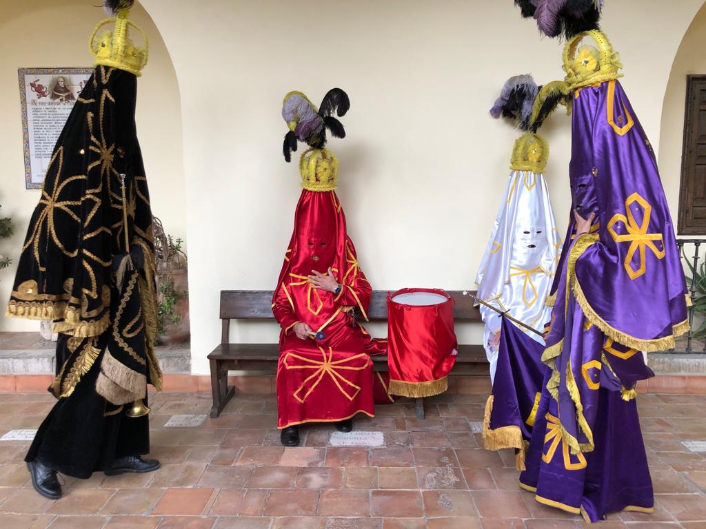 Las Chías se preparan en su templo para el desfile procesional