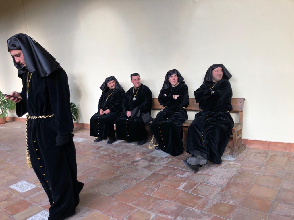 Las Chías se preparan en su templo para el desfile procesional