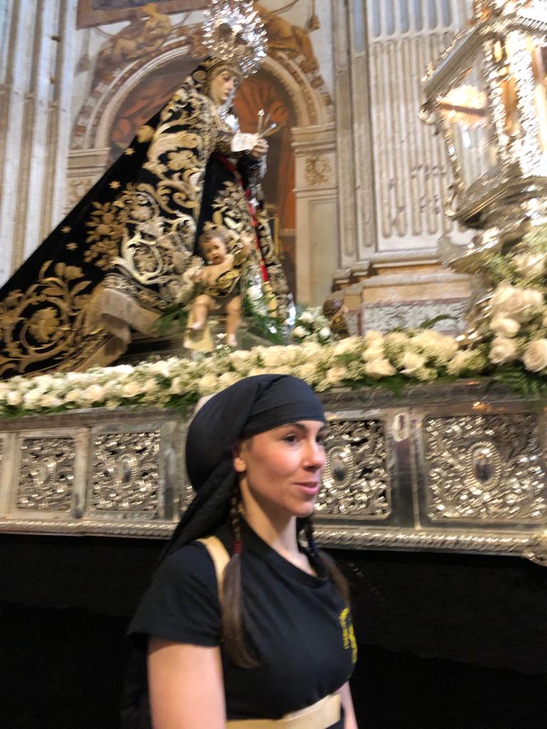 Las Chías se preparan en su templo para el desfile procesional