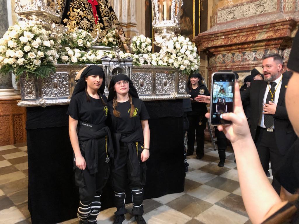 Las Chías se preparan en su templo para el desfile procesional