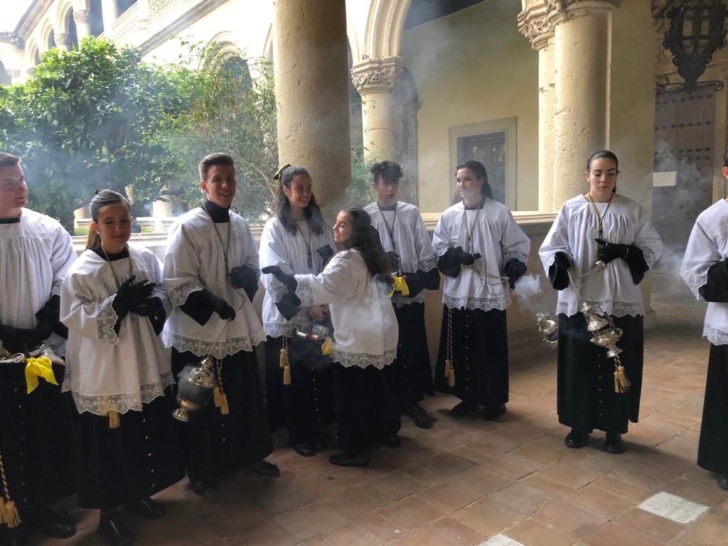 Las Chías se preparan en su templo para el desfile procesional