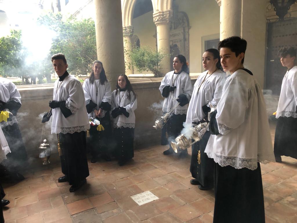 Las Chías se preparan en su templo para el desfile procesional