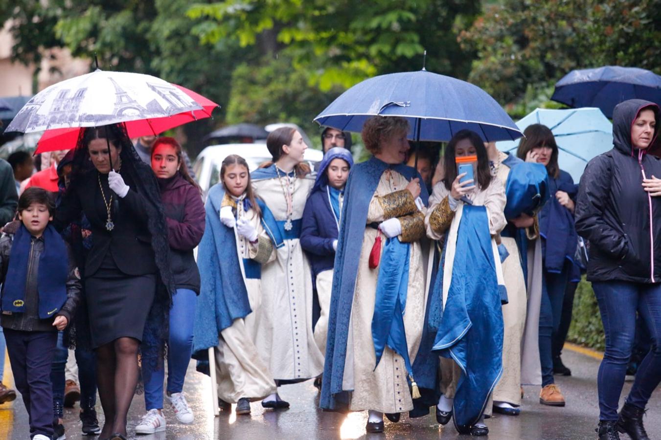 La lluvia finalmente ha hecho acto de aparición en la capital y ha provocado que la Alhambra suspenda su procesión