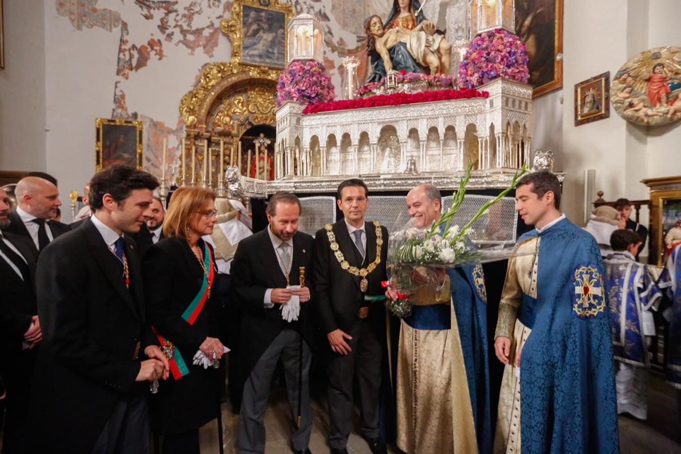 La lluvia finalmente ha hecho acto de aparición en la capital y ha provocado que la Alhambra suspenda su procesión