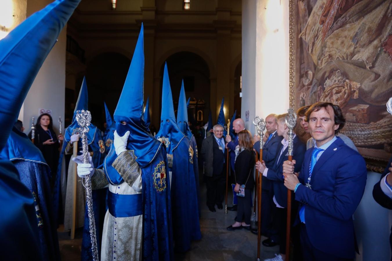 La lluvia finalmente ha hecho acto de aparición en la capital y ha provocado que la Alhambra suspenda su procesión