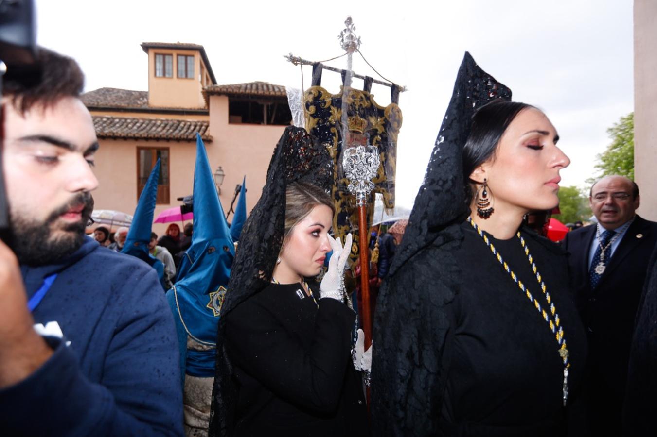 La lluvia finalmente ha hecho acto de aparición en la capital y ha provocado que la Alhambra suspenda su procesión