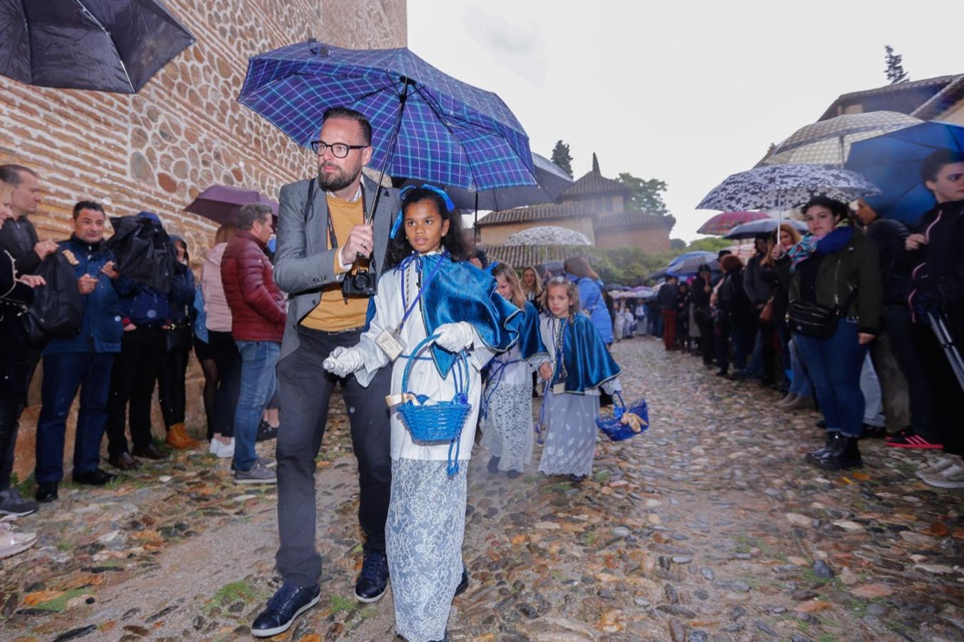 La lluvia finalmente ha hecho acto de aparición en la capital y ha provocado que la Alhambra suspenda su procesión