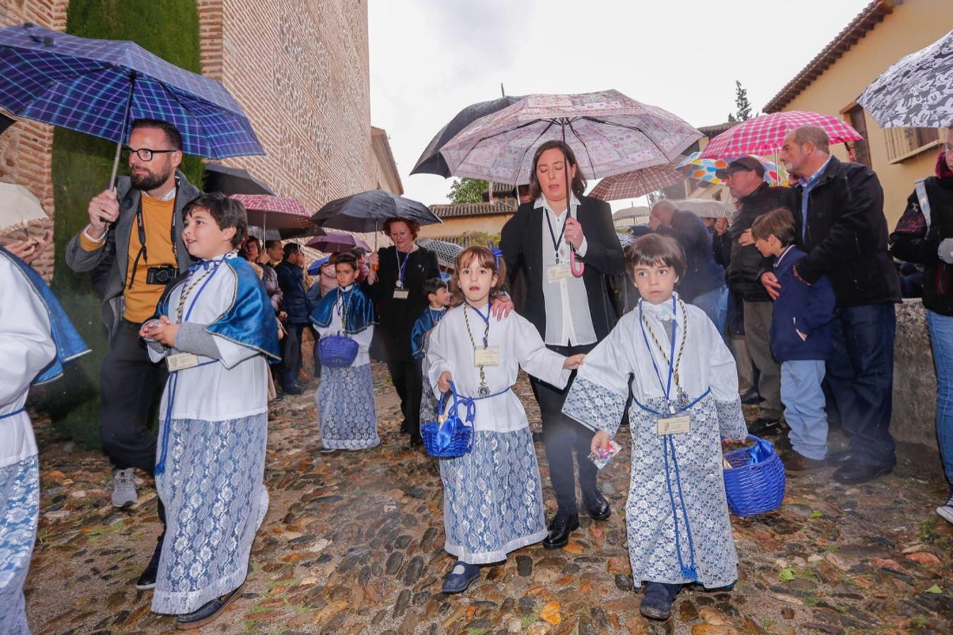 La lluvia finalmente ha hecho acto de aparición en la capital y ha provocado que la Alhambra suspenda su procesión