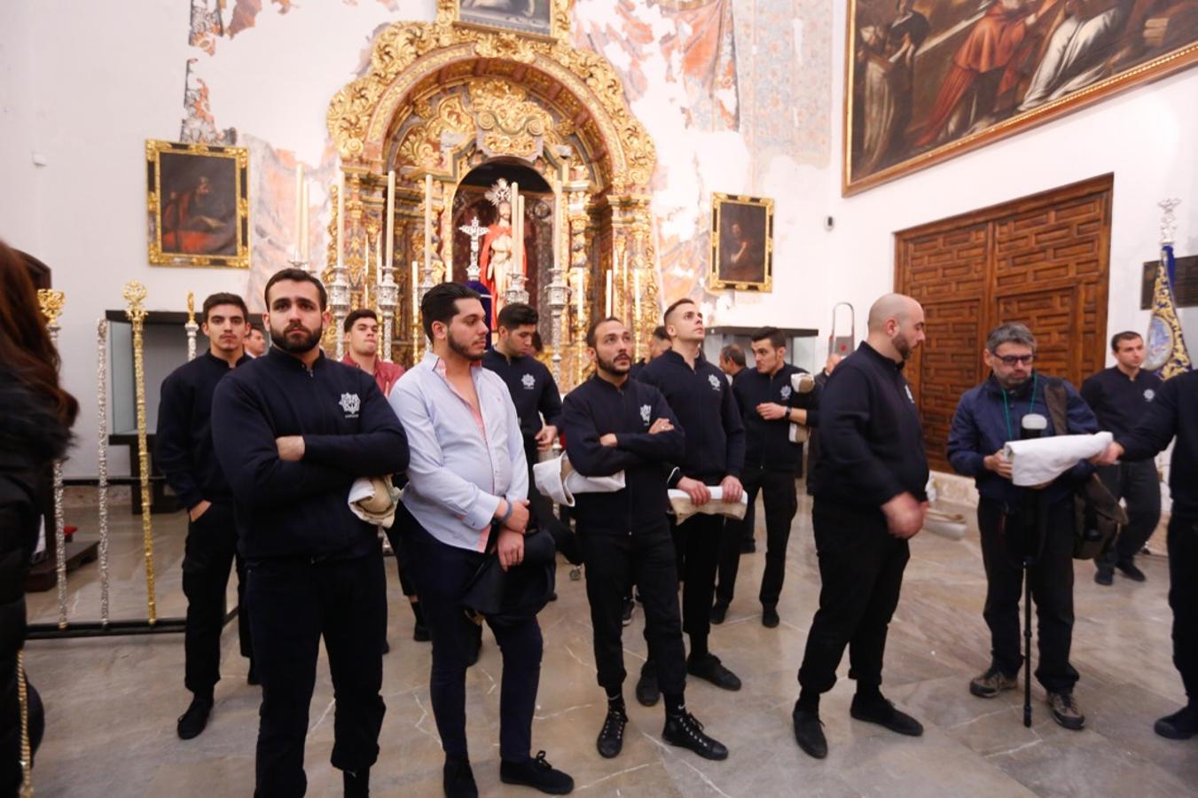 La lluvia finalmente ha hecho acto de aparición en la capital y ha provocado que la Alhambra suspenda su procesión