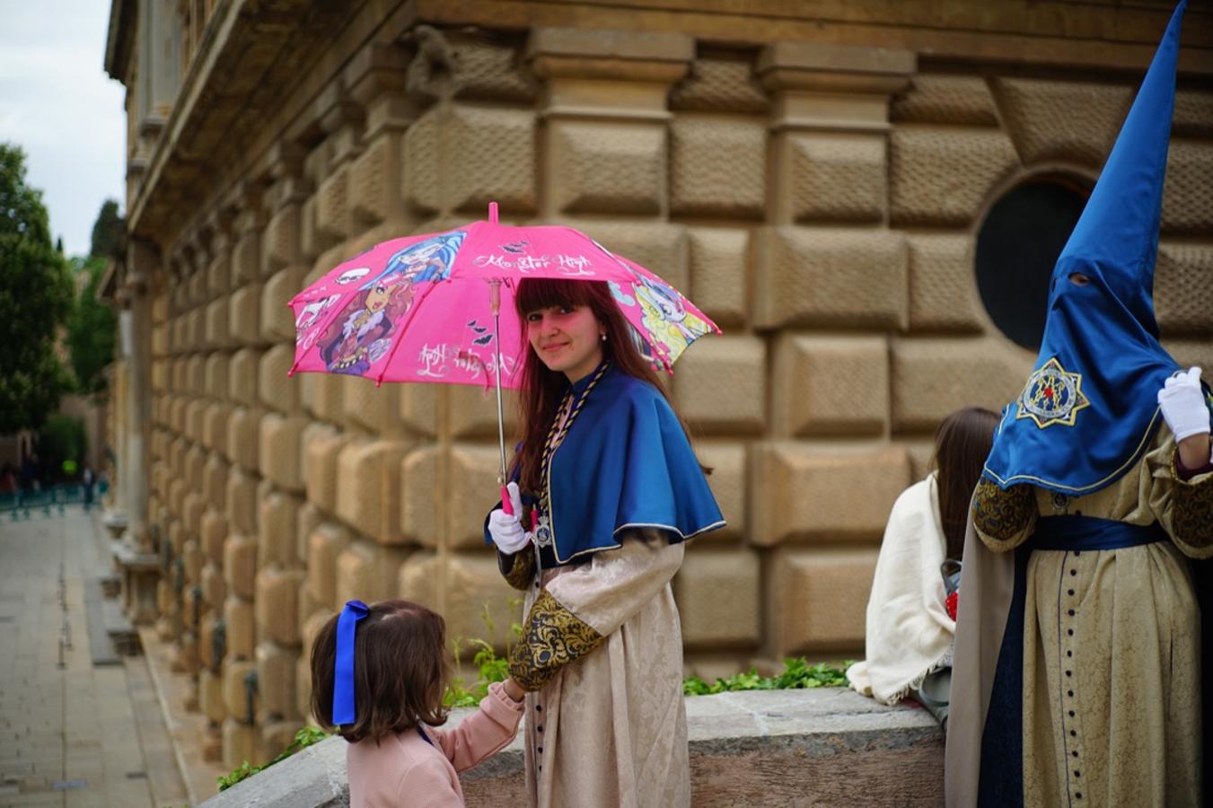 La lluvia finalmente ha hecho acto de aparición en la capital y ha provocado que la Alhambra suspenda su procesión