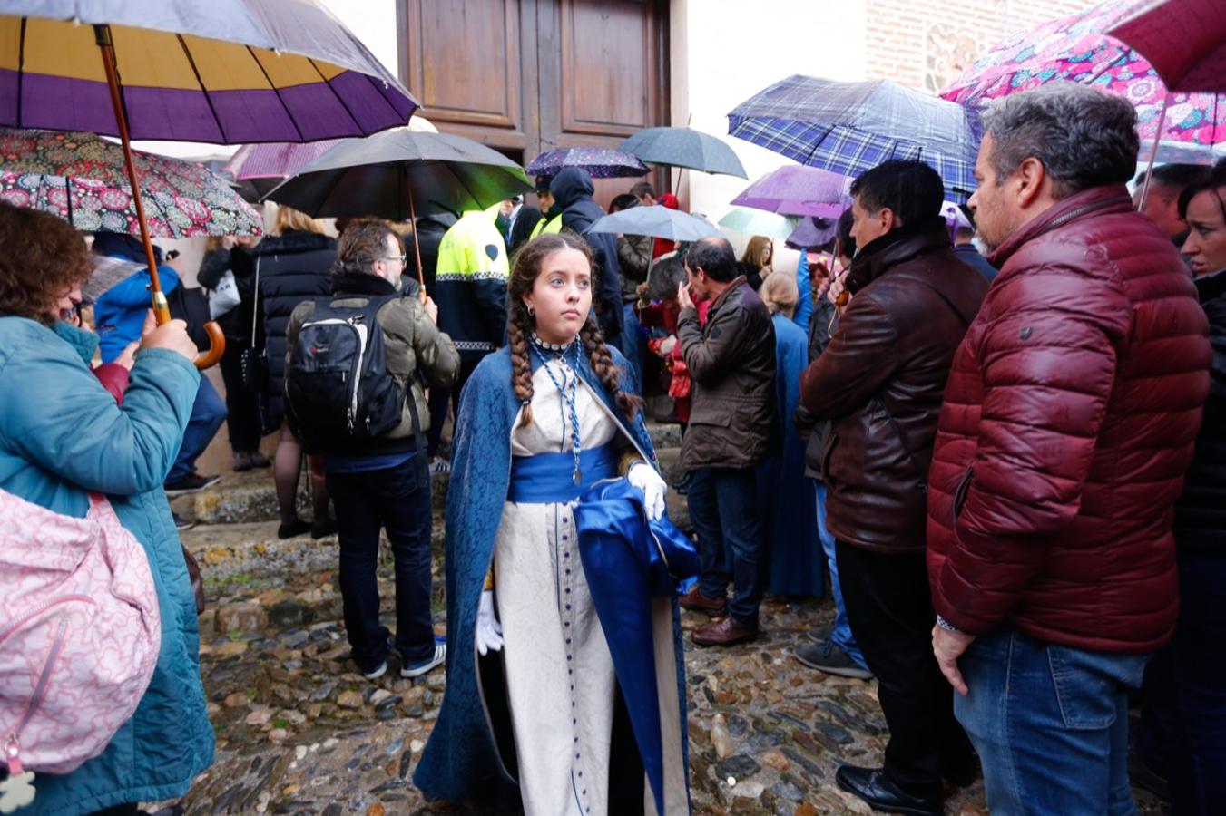 La lluvia finalmente ha hecho acto de aparición en la capital y ha provocado que la Alhambra suspenda su procesión