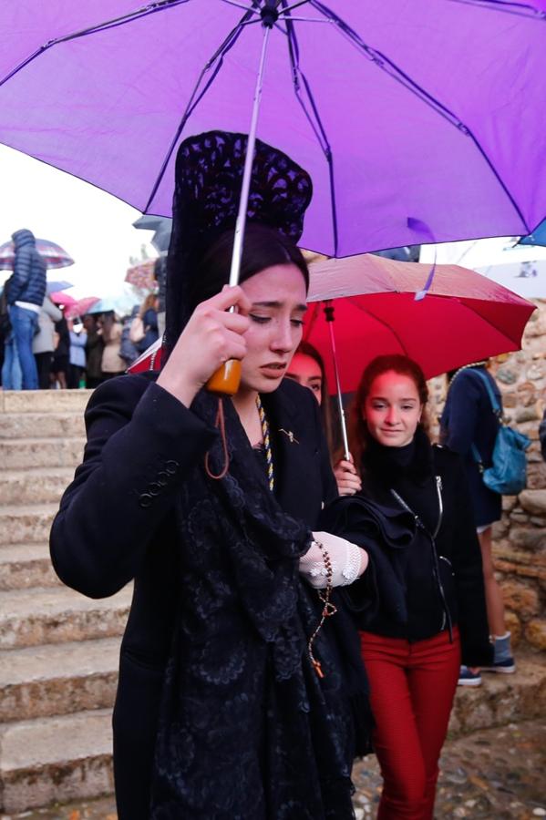 La lluvia finalmente ha hecho acto de aparición en la capital y ha provocado que la Alhambra suspenda su procesión