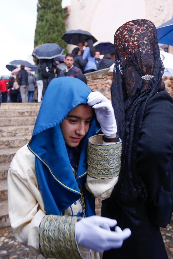 La lluvia finalmente ha hecho acto de aparición en la capital y ha provocado que la Alhambra suspenda su procesión