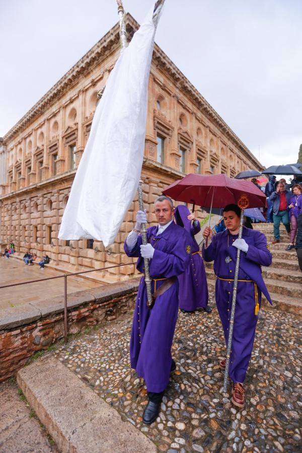 La lluvia finalmente ha hecho acto de aparición en la capital y ha provocado que la Alhambra suspenda su procesión