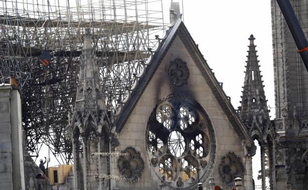 Operarios inspeccionan la catedral de Notre Dame. 