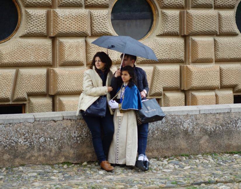 La lluvia olbigó a la Alhambra a quedarse en su templo