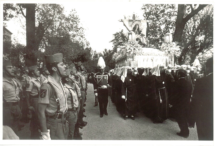 Legionarios cantan a la imagen. 1988