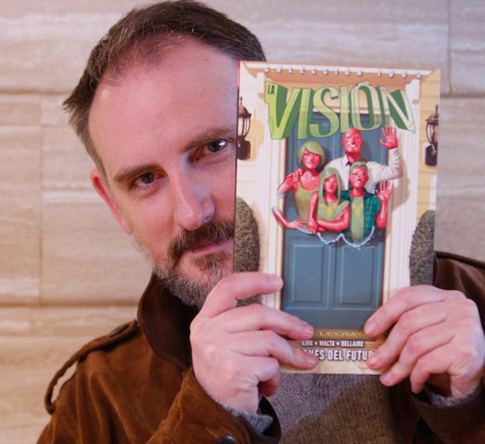 Gabriel H. Walta, con el primero número de 'La Visión', el cómic con el que ganó el Eisner