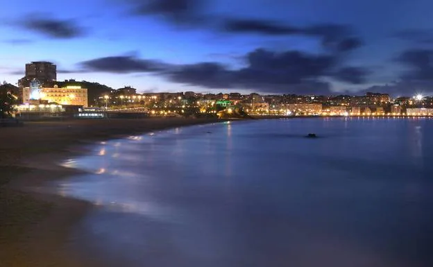 Vista nocturna de la playa de El Sardinero. 