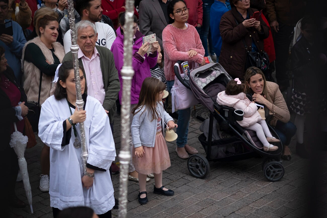 El sonido de las campanitas que portaban niños y mayores tocando al paso del trono del Dulce Nombre de Jesús se convierte en la mejor guía para seguir esta procesión por las calles del centro motrileño, una procesión que por primera vez en su historia ha pasado por carrera oficial.