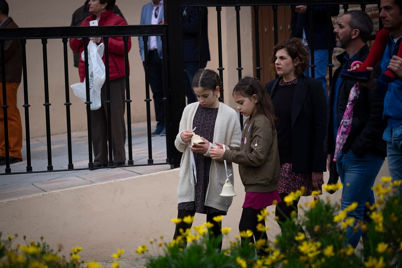 El sonido de las campanitas que portaban niños y mayores tocando al paso del trono del Dulce Nombre de Jesús se convierte en la mejor guía para seguir esta procesión por las calles del centro motrileño, una procesión que por primera vez en su historia ha pasado por carrera oficial.