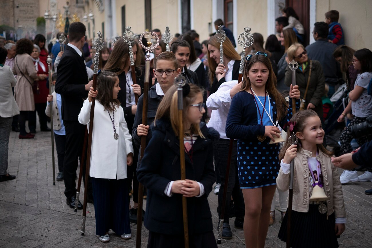 El sonido de las campanitas que portaban niños y mayores tocando al paso del trono del Dulce Nombre de Jesús se convierte en la mejor guía para seguir esta procesión por las calles del centro motrileño, una procesión que por primera vez en su historia ha pasado por carrera oficial.