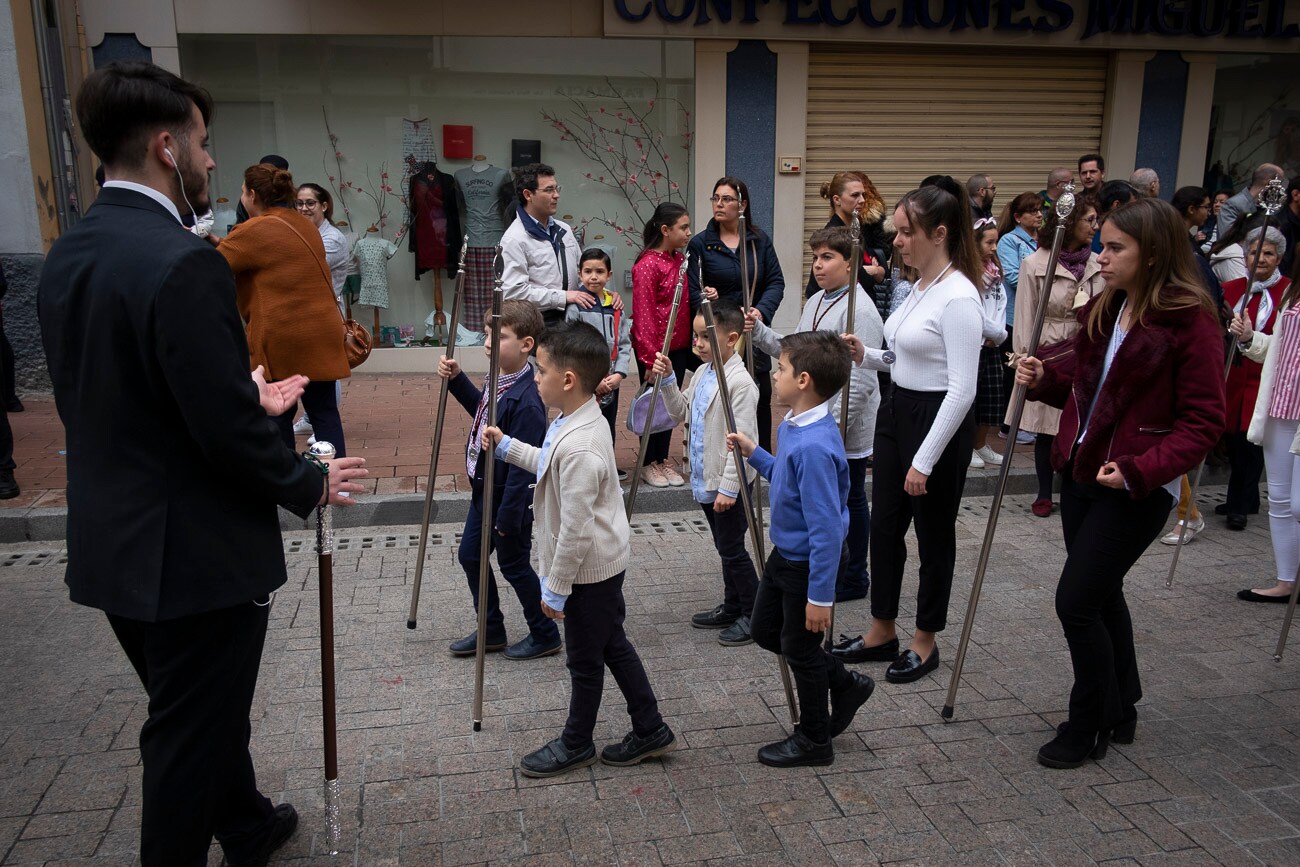 El sonido de las campanitas que portaban niños y mayores tocando al paso del trono del Dulce Nombre de Jesús se convierte en la mejor guía para seguir esta procesión por las calles del centro motrileño, una procesión que por primera vez en su historia ha pasado por carrera oficial.