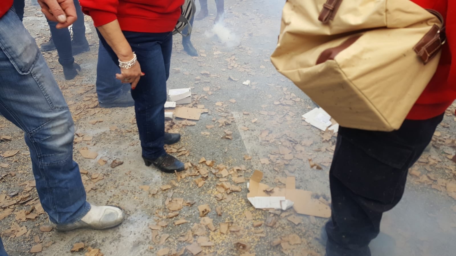 Más de 175.000 petardos se han tirado este Domingo de Ramos en la procesión del Niño Resucitado de Cúllar Vega, una tradición que está declarada de Interés Cultural por la Junta de Andalucía.