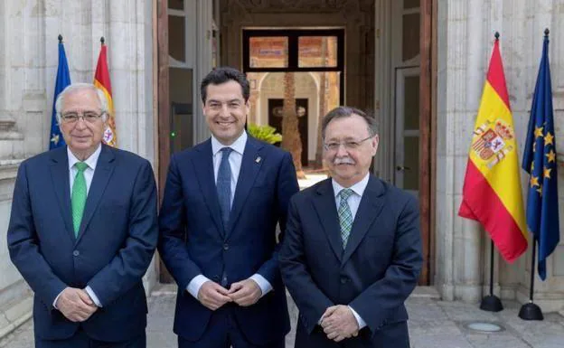 Moreno posa junto a los presidentes de las ciudades autónomas de Ceuta, Juan Jesús Vivas, y Melilla, Juan José Imbroda.