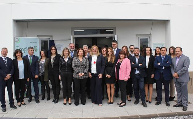 Autoridades y representantes del tejido empresarial que han acudido a la inauguración de este laboratorio, situado en la zona de empresas del puerto de Motril. 