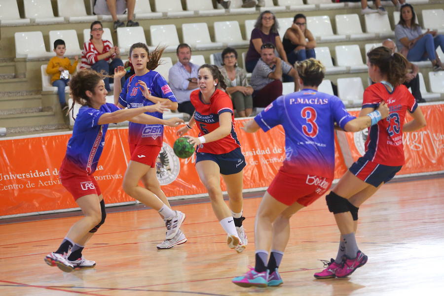 Acción de un partido del equipo femenino de balonmano del CDU Granada. 