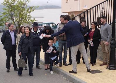 Imagen secundaria 1 - Pablo Hispán se sube a la furgoneta con la que recorren los pueblos de Granada durante esta campaña. Pablo Hispán y Concha de Santa Ana de campaña en Pinos del Valle. Al fondo, Carlos Rojas. Pablo Hispán y la candidata a la alcaldía de Pinos Puente, Cristina Guzmán, en el mercadillo. 