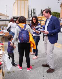 Imagen secundaria 2 - Pablo Hispán se sube a la furgoneta con la que recorren los pueblos de Granada durante esta campaña. Pablo Hispán y Concha de Santa Ana de campaña en Pinos del Valle. Al fondo, Carlos Rojas. Pablo Hispán y la candidata a la alcaldía de Pinos Puente, Cristina Guzmán, en el mercadillo. 