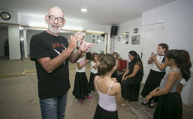 Ángel Bermúdez en su escuela de baile de Motril. 