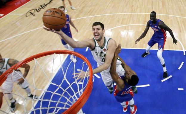 Nikola Mirotic entra a canasta. 