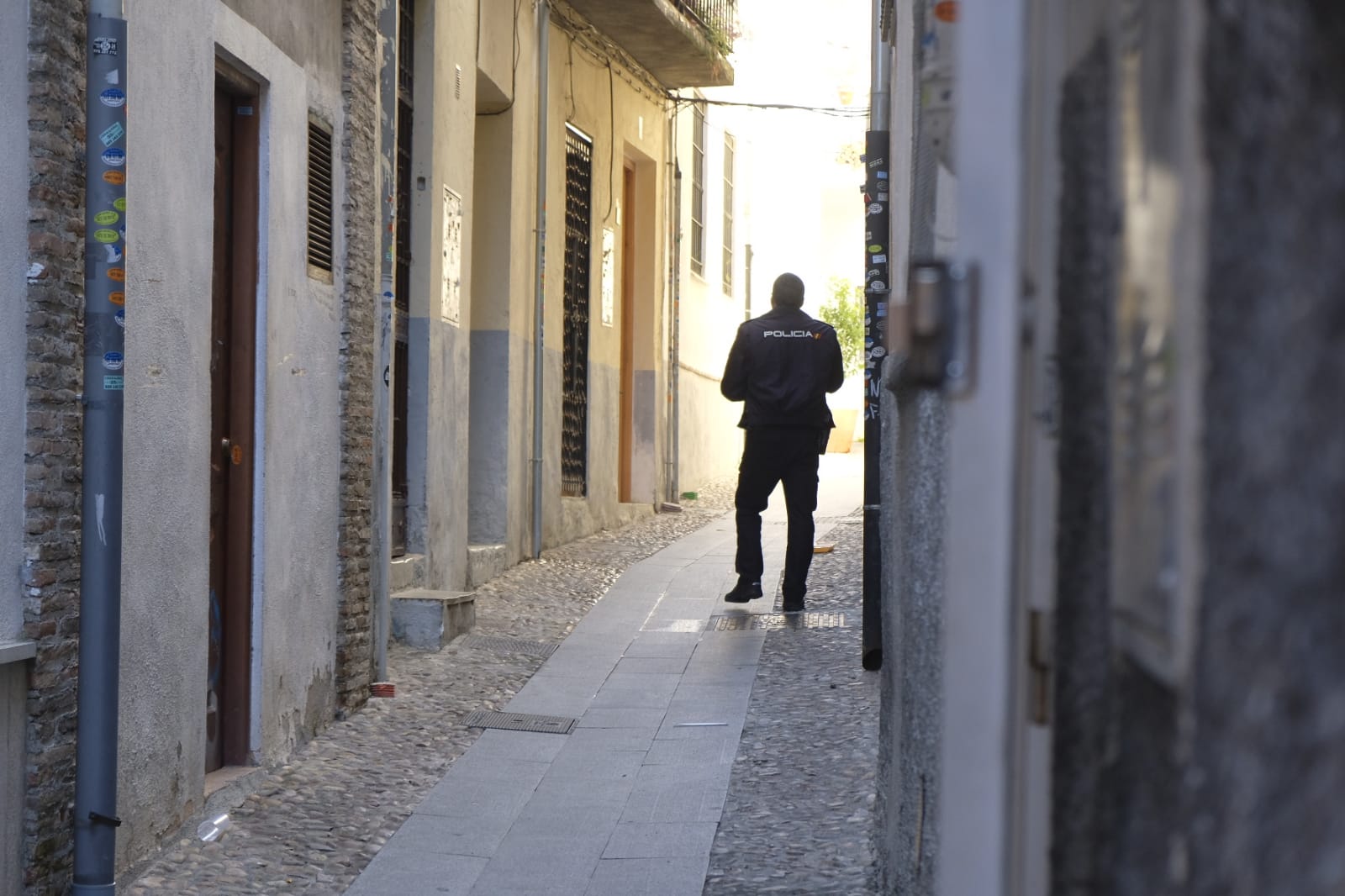 La céntrica calle de Granada se ha covnertido en escenario de un asesinato en la madrugada de este miércoles